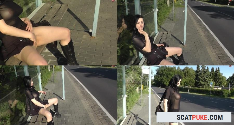Alissa-Noir - Schamlos an der Bushaltestelle masturbiert 20 06 16 - Full HD  [71.48 MB]