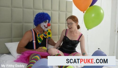 Amy Quinn - Kinko the Clown has a pee party with lil Amy - Full HD 1080p  [520.4 MB]