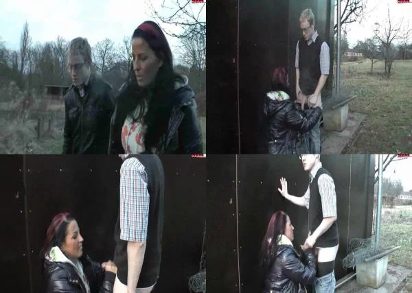 dirty-danni - Mitten im Park vollgewichst und stehen lassen - HD 720p  [37.3 MB]