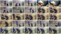 Direkt auf die Sklavenhande geschissen - HD 720p [Mistress Luciana  
] Rubber , Pissing - :ScatPuke
