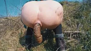 Outdoor Bomb - HD 720p [Mia Skye aka MiaRoxxx  
] Solo, Big Pile