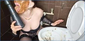 BUSINESSWOMAN IN THE TOILET [Full HD 1080p]  Scatlina