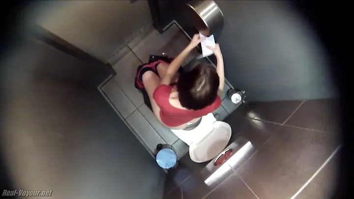 Close-Up Scat: Amateur Woman Defecates with No Hiding Spots - scat porn video at ScatPuke.com
